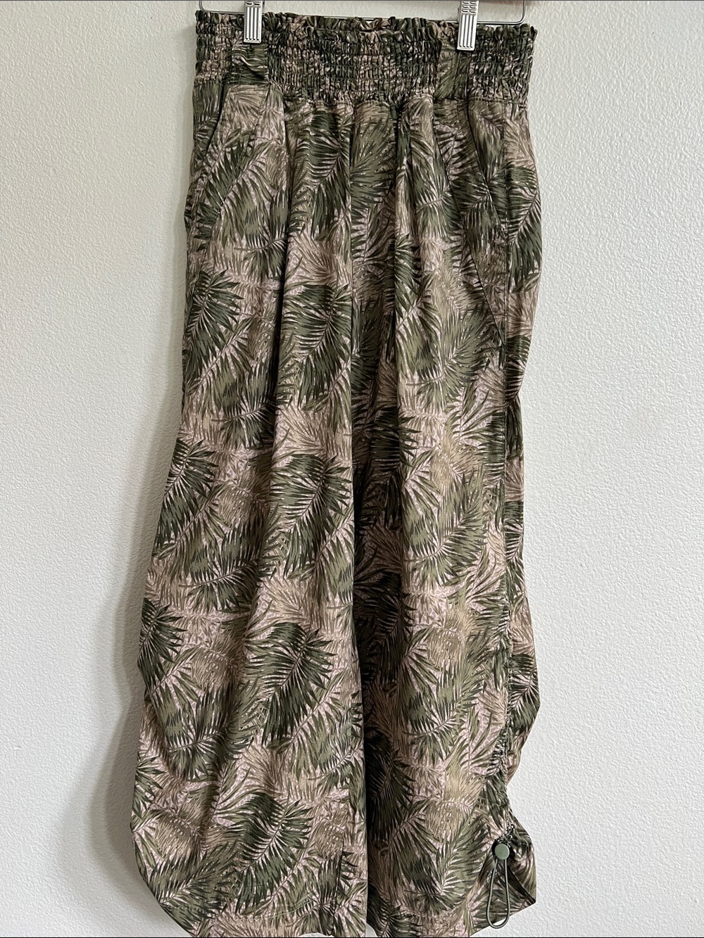 DEMOCRACY Smocked Pull-On Crop Pants Wide Leg Green/Grey Tropical Camo S